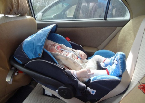 Перевозка младенцев на машине