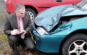 Оценка повреждений автомобиля после ДТП: правила, порядок и сроки